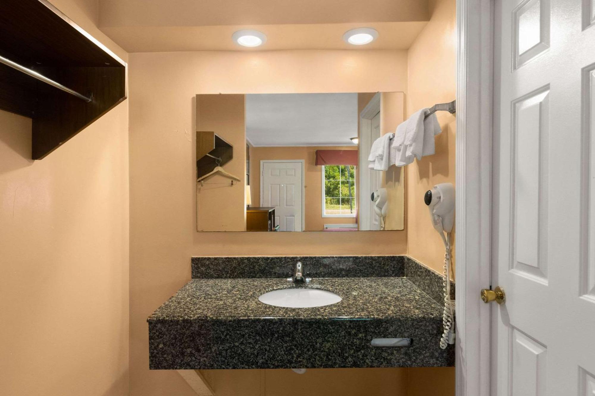 Econo Lodge Cornersville Экстерьер фото